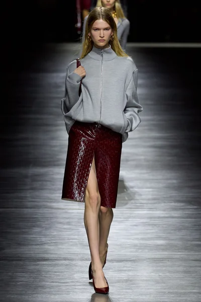Look 15